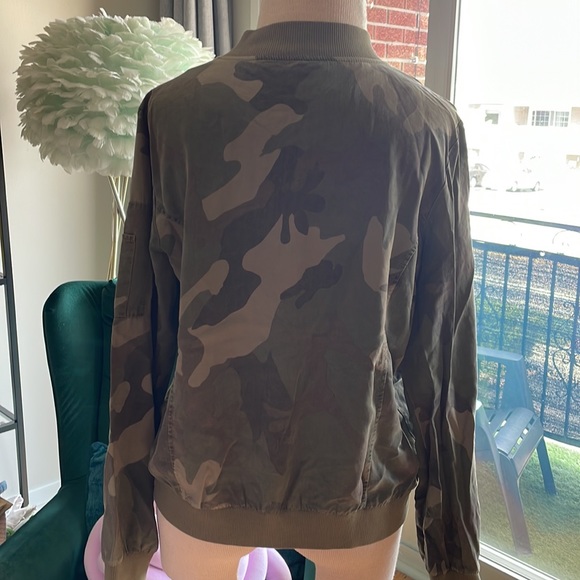 Light jacket Size Medium - Picture 3 of 3